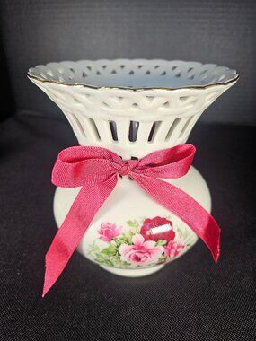 Formalities By Baum Brothers Vase Pink Red Roses Lattice Ribbon Gold Rim 5.5"